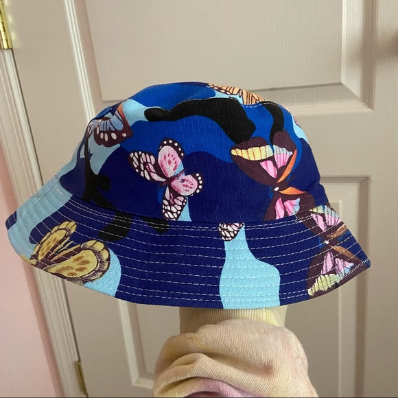 2 camouflage Butterfly Bucket Hats in blue and pink - Picture 2 of 6